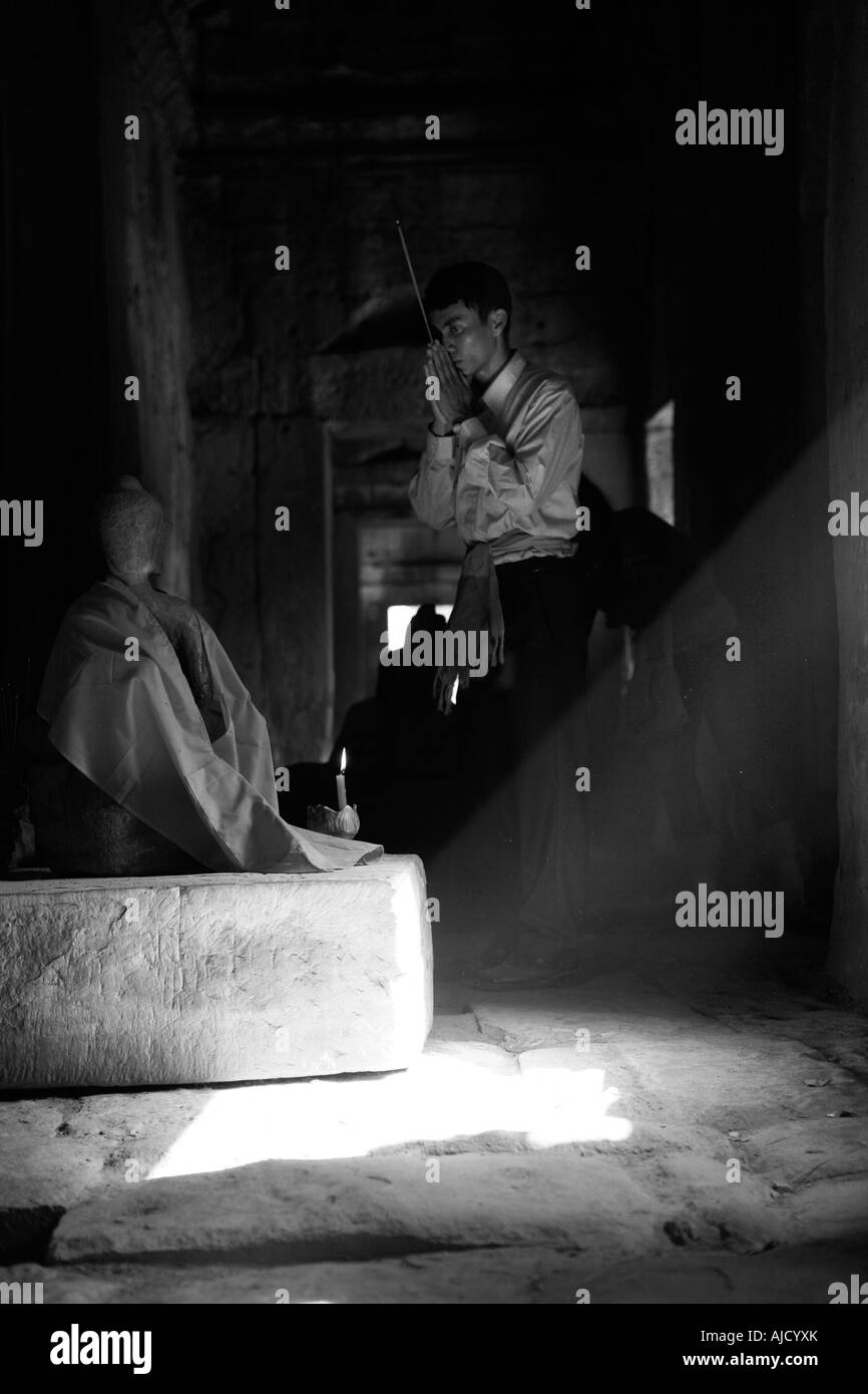 Anhänger in einem buddhistischen Schrein - in eine Welle des Lichtes, Ta Prohm, Siem Reap, Kambodscha Stockfoto