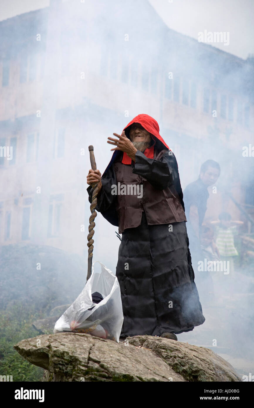 eine rote Yao Elder und Dorf Headman während eines Besuchers Willkommenszeremonie Guilin China Stockfoto