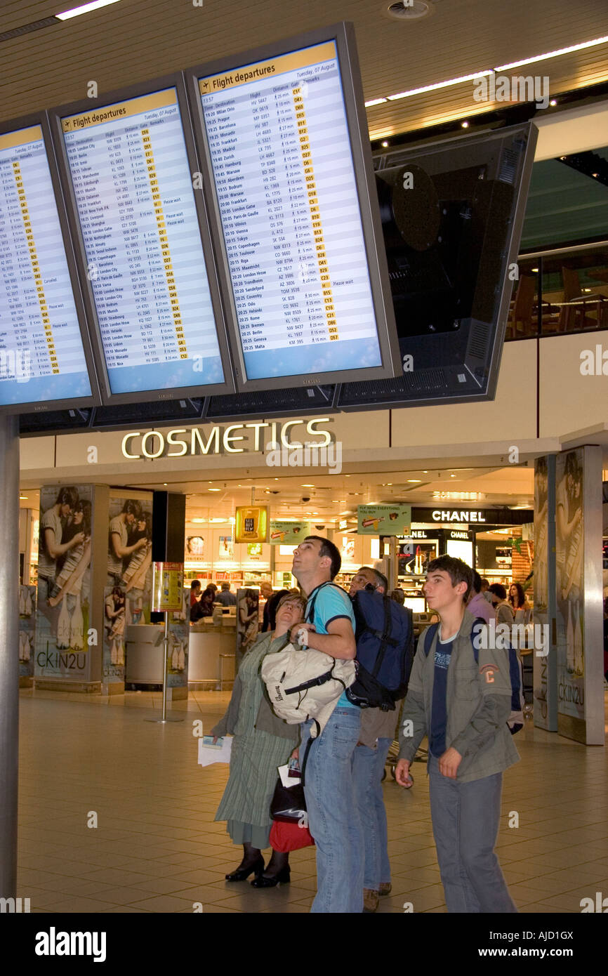 Innenraum des Terminals Flughafen Schiphol in Amsterdam Niederlande Stockfoto