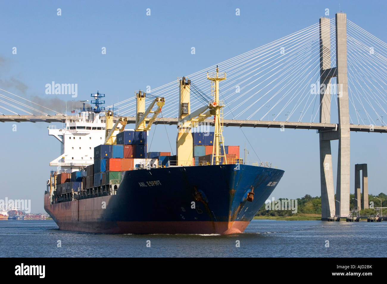 Containerschiff unterquert die Talmadge Memorial Bridge am Savannah River in Savannah Georgia Stockfoto