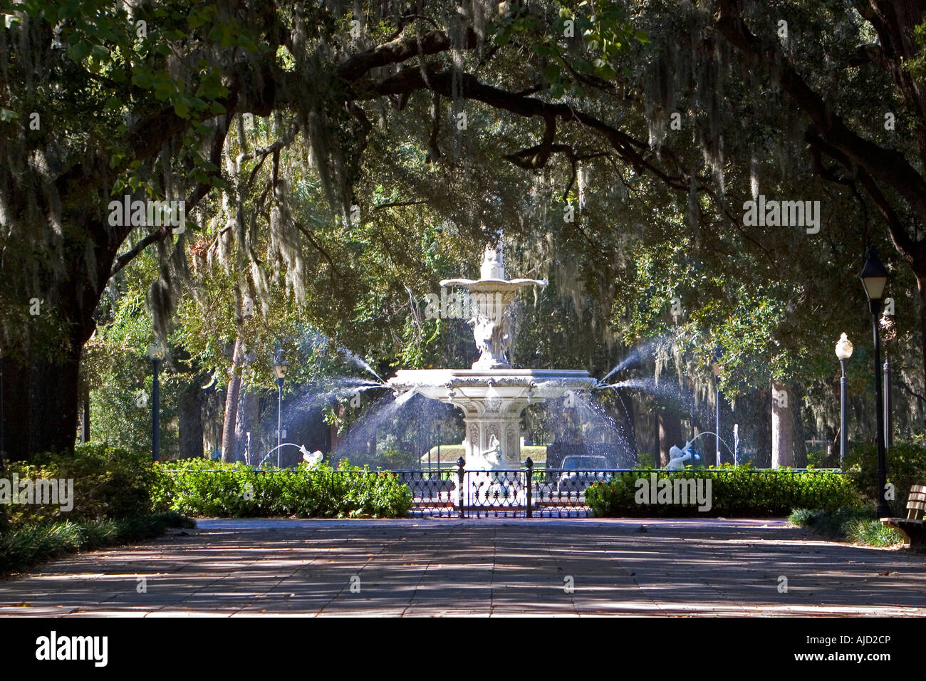 Große Wasser-Brunnen in Forsyth Park im historischen Viertel von Savannah Georgia Stockfoto