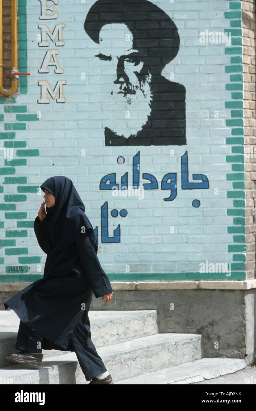 Mädchen am Eingang einer Mädchen-Schule, Iran Stockfoto