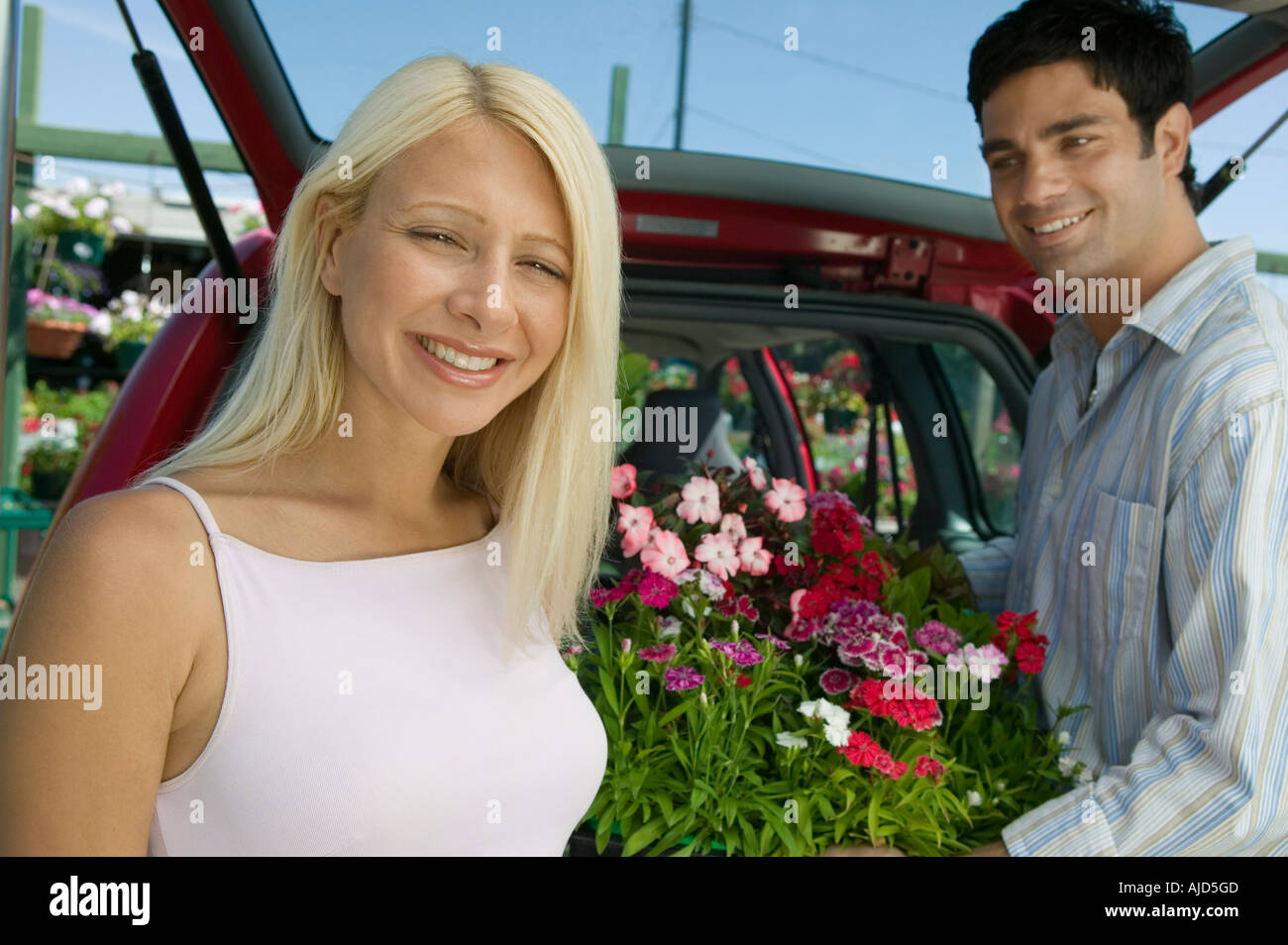 Paar laden Pflanzen in Minivan, portrait Stockfoto