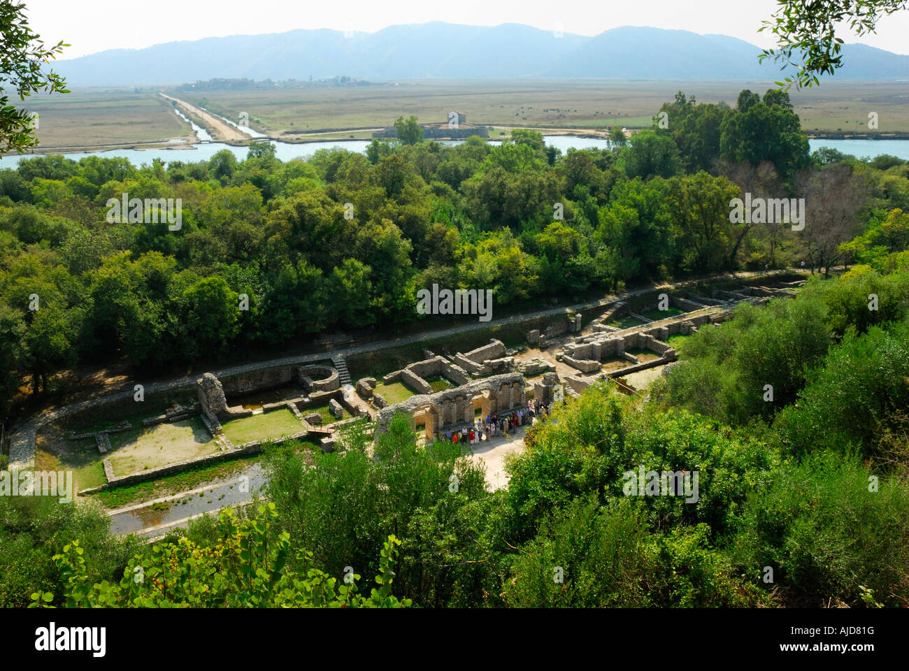 Blick über den restaurierten römischen Ruinen bei Buthrot Butrinti und den Vivari-Kanal auf der Halbinsel Ksamil Albanien Stockfoto