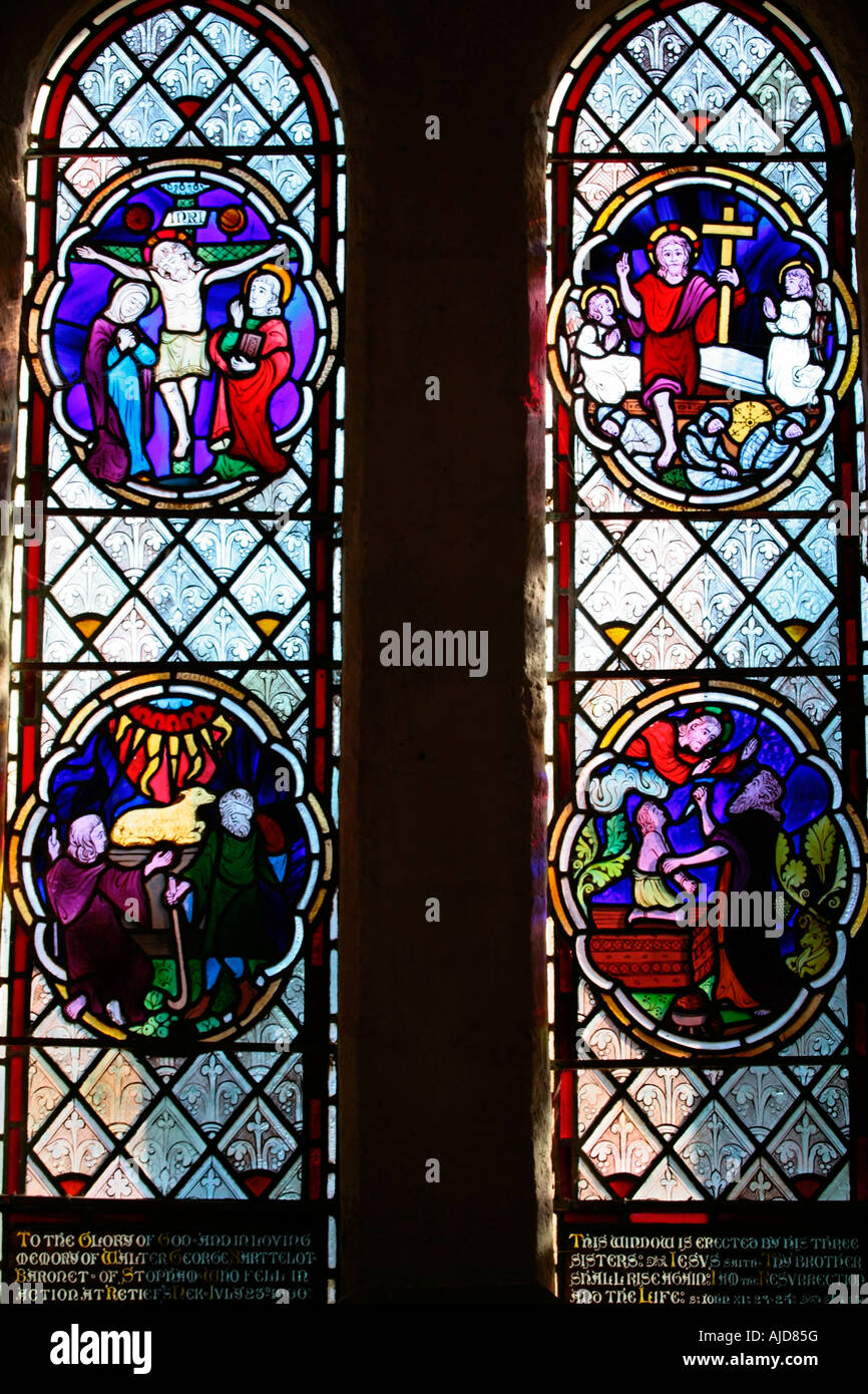 Hauptfenster mit zwei hellen Glasfenstern, die Abraham und Christus in der St Botolphs Church, Hardham, West Sussex darstellen. Stockfoto