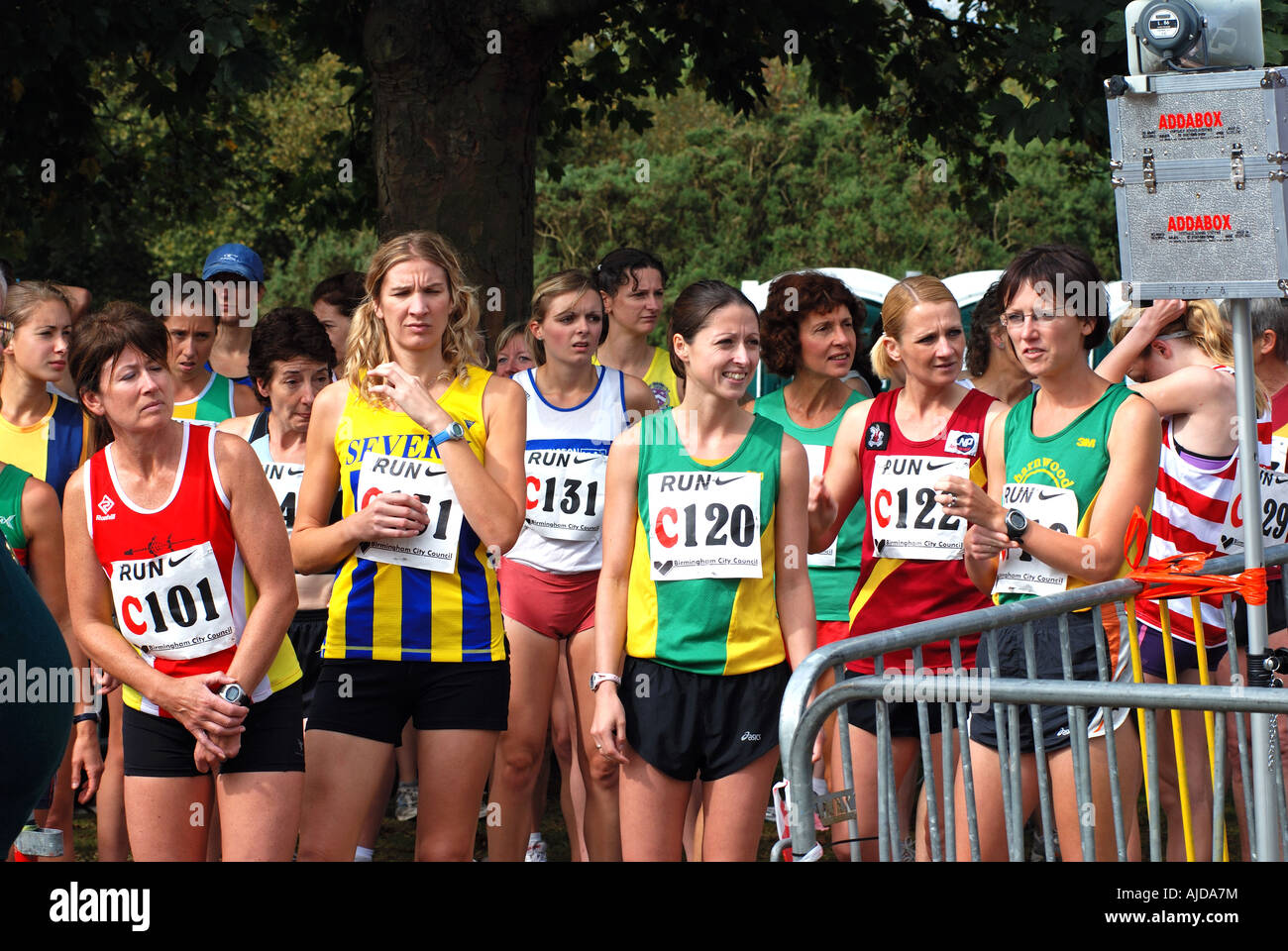 Frauen-Läufer warten zu laufen in Midland 6 Stadium Road Relay Race, Sutton Park, West Midlands, England, UK Stockfoto