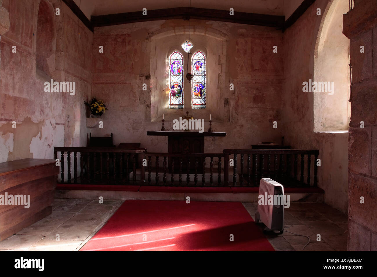 Wandbilder aus dem frühen Mittelalter in St Botolphs Church, Hardham, West Sussex, Großbritannien. Heizung ein, um die Feuchtigkeit in der Luft zu verringern. Stockfoto