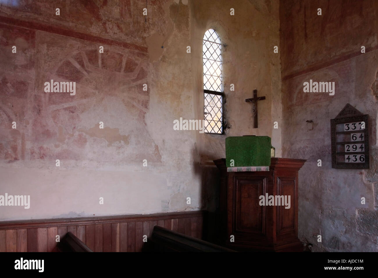 Frühmittelalterlichen Wandbildern umgeben die Kanzel in der St Botolphs Church, Hardham, West Sussex. Eine zeigt die Folter des heiligen Georg am Steuer Stockfoto