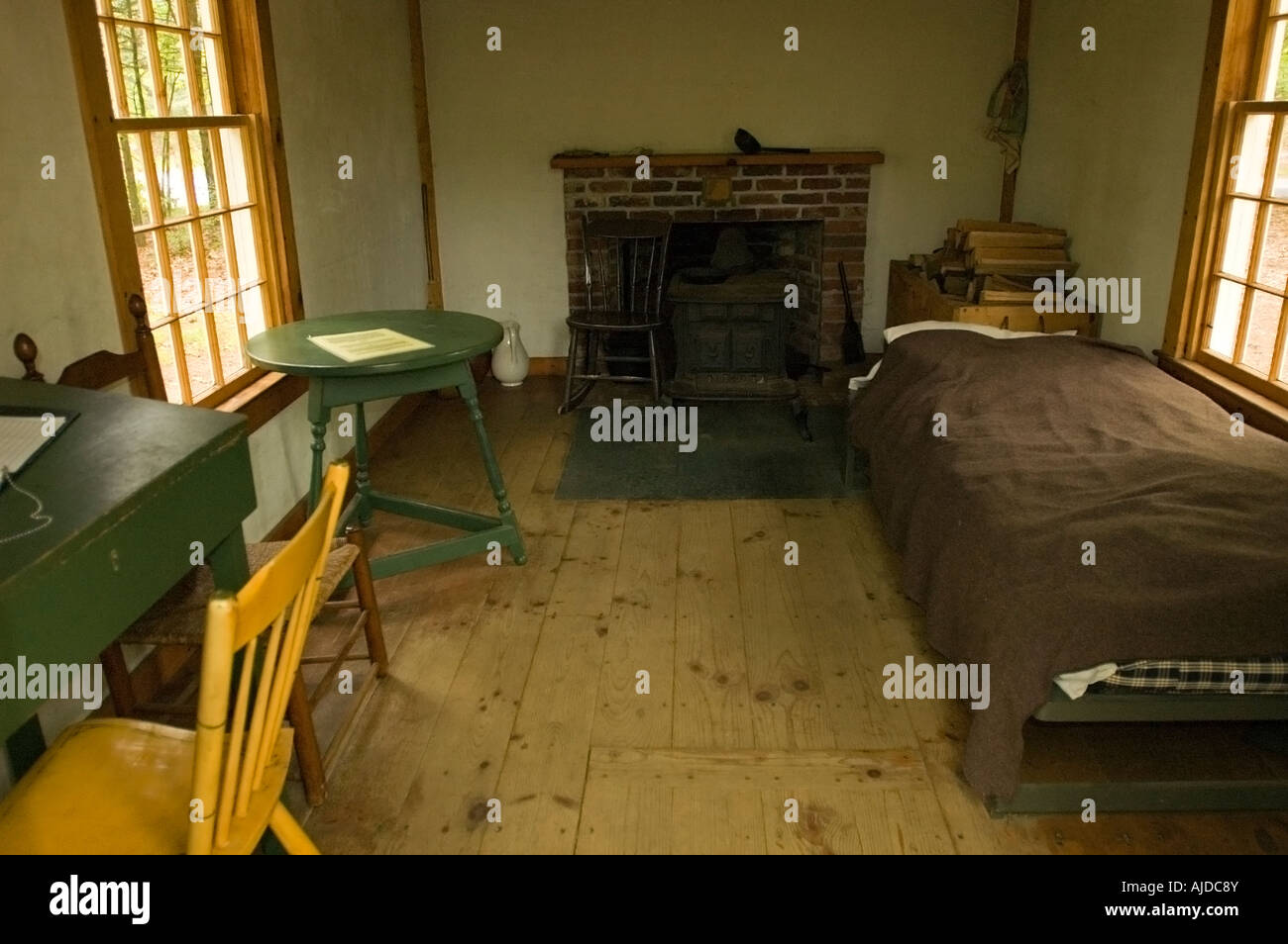 Innenraum des Replikats von Thoreau s Haus, Concord MA Massachusetts Walden Pond State Reservation Stockfoto