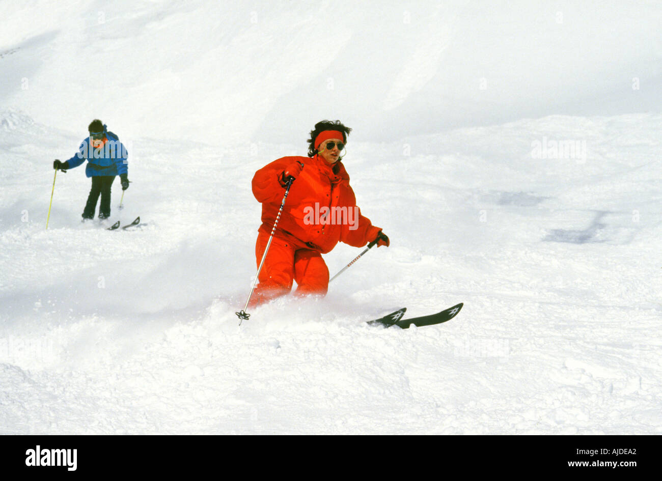 Kind und Erwachsenen bergab ^ Skifahren Tignes-Frankreich Stockfoto