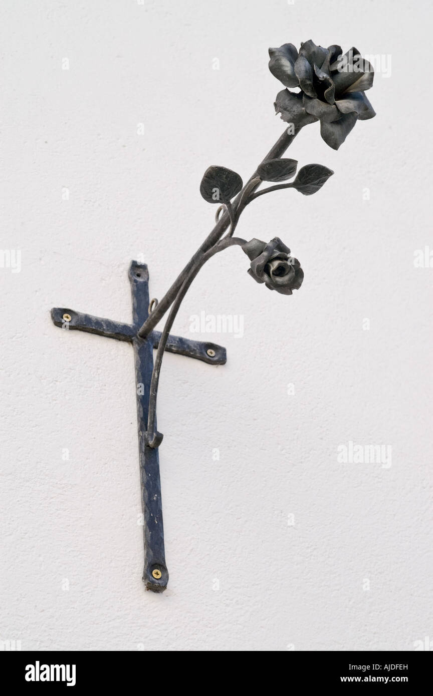 Schmiedeeisernen Rosen Dekoration eines Hauses in Cesky Krumlov, Tschechische Stockfoto