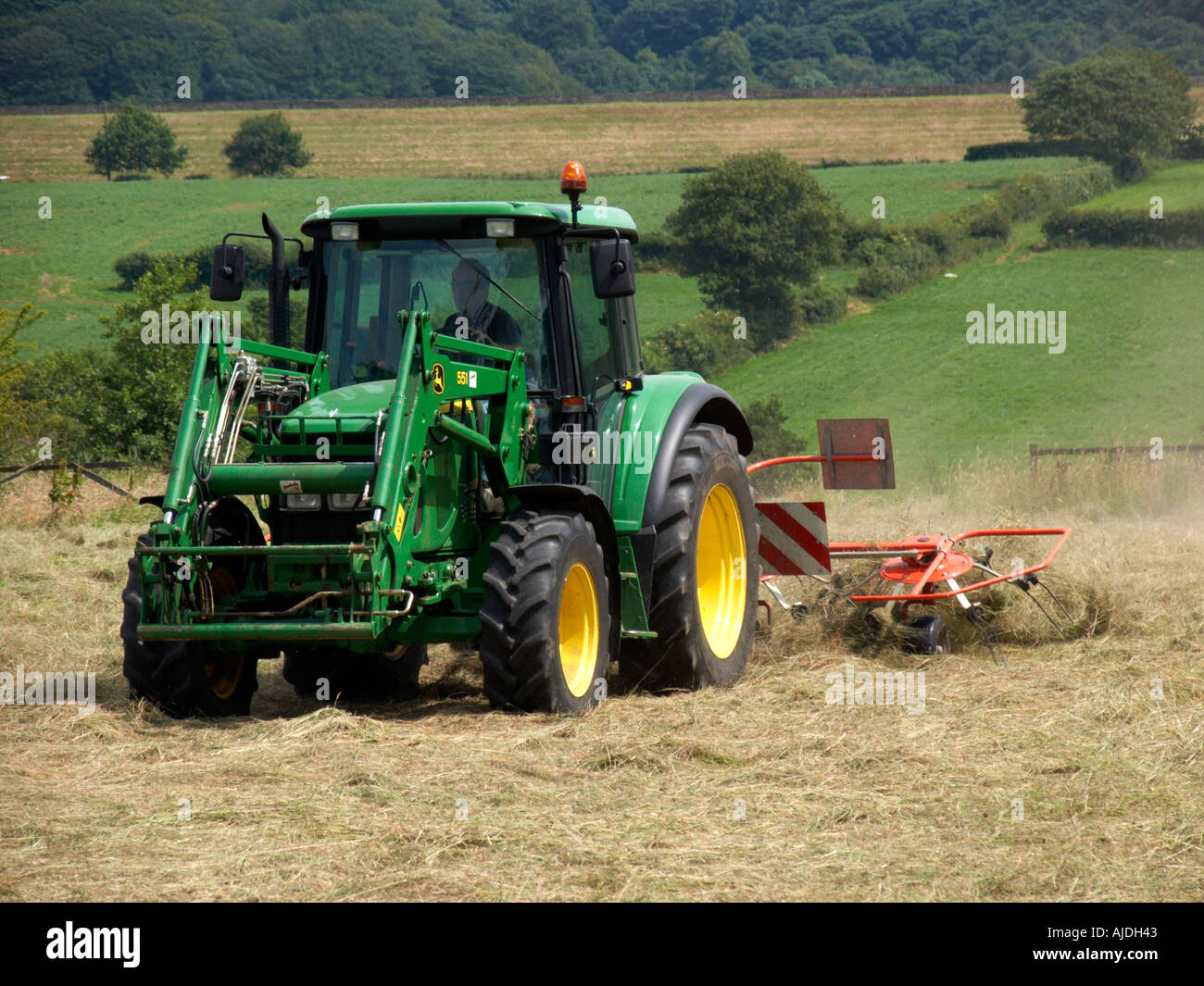 Bauern Heuernte im Sommer mit Traktor und Pressen Stockfoto