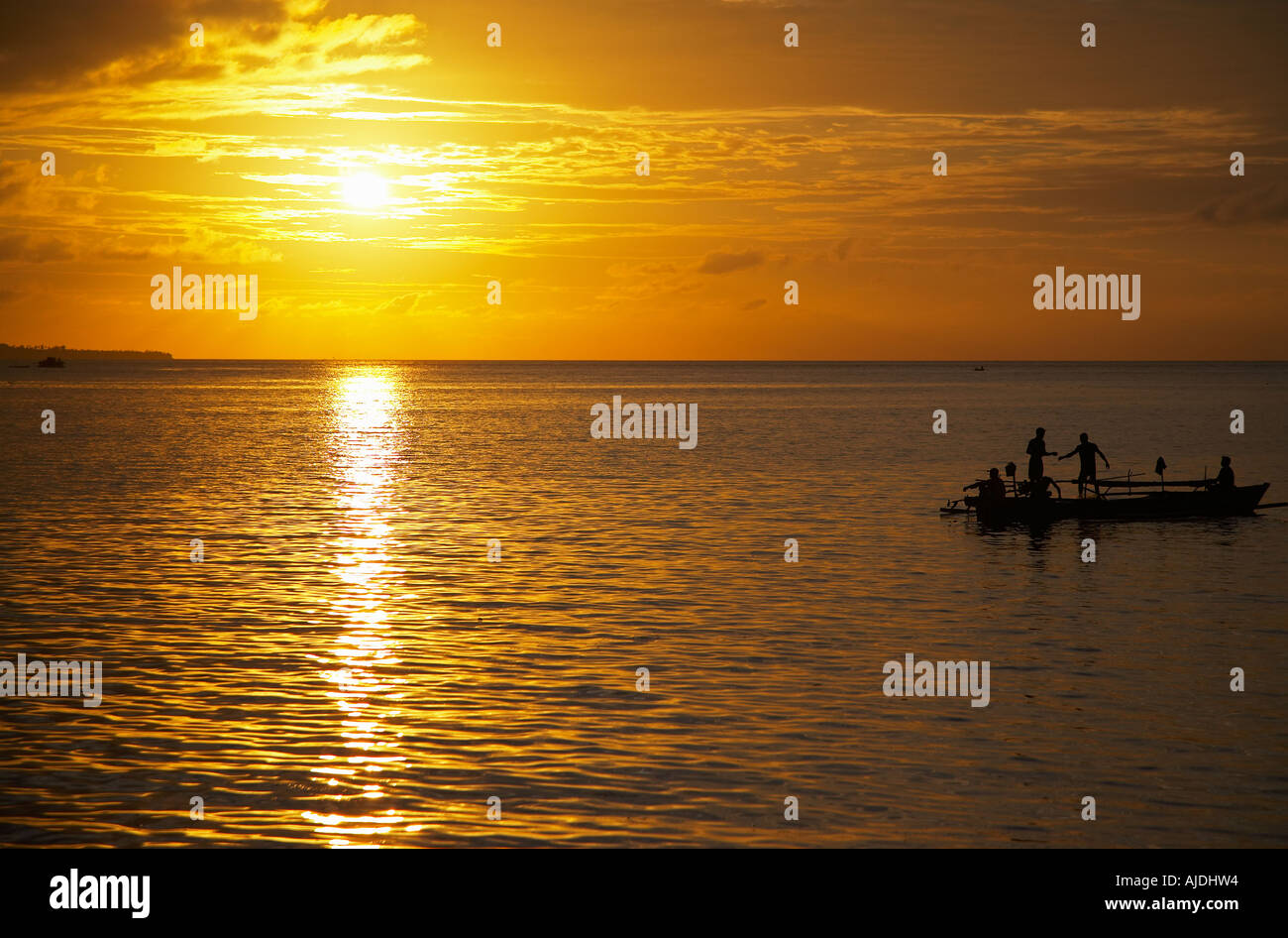Fischer bei Sonnenuntergang in Nord-Sulawesi, Indonesien Stockfoto