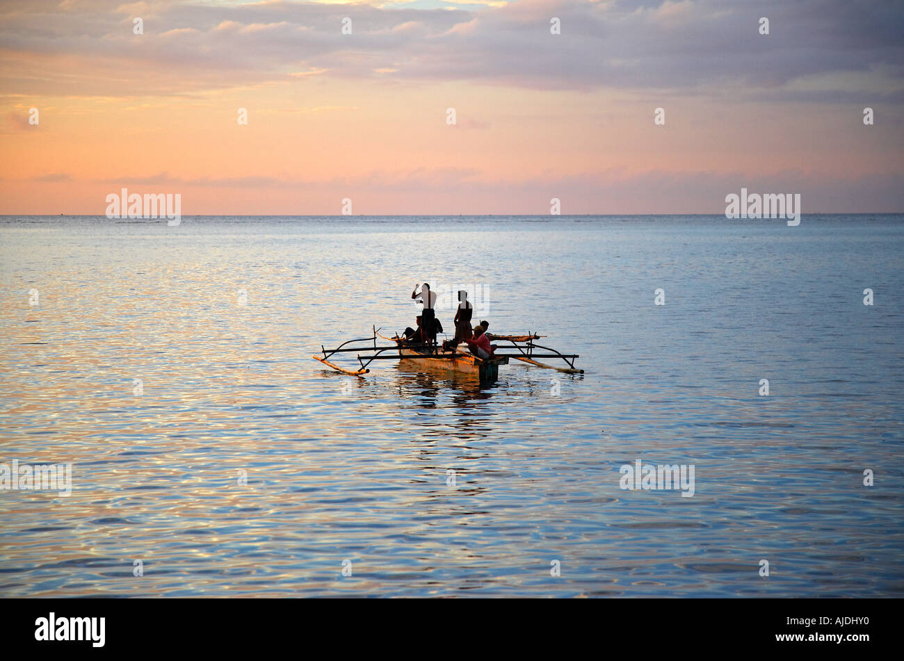 Fischer bei Sonnenuntergang in Nord-Sulawesi, Indonesien Stockfoto