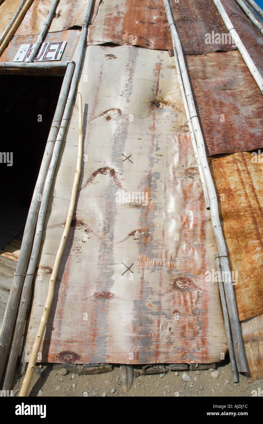 Eine traditionelle Familie Innu Zelt Nahaufnahme gemacht von Birke Rinde und Baum-Stamm Papinachois Quebec Kanada Stockfoto