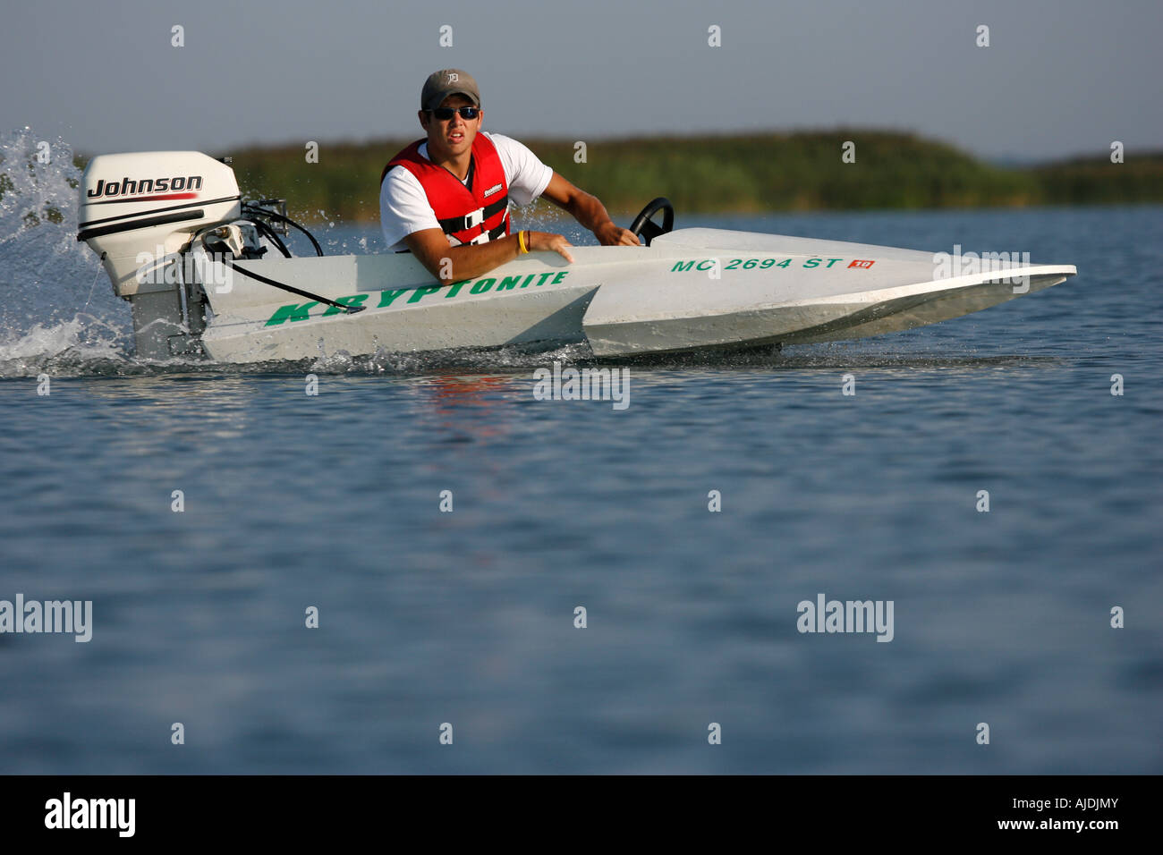 Teenager sein Wasserflugzeug an einem See zu fahren. Stockfoto