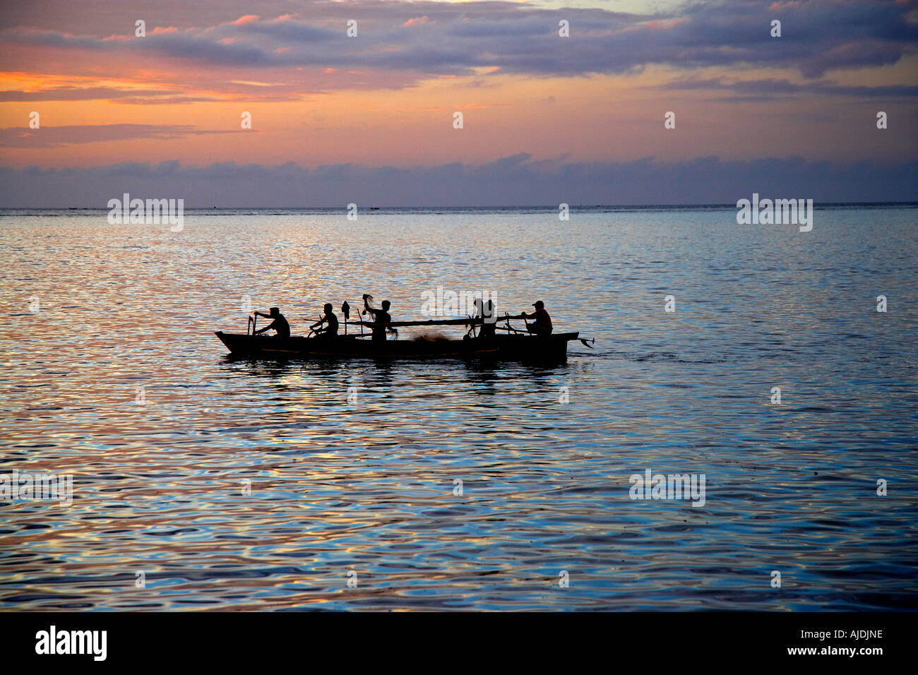 Fischer bei Sonnenuntergang in Nord-Sulawesi, Indonesien Stockfoto