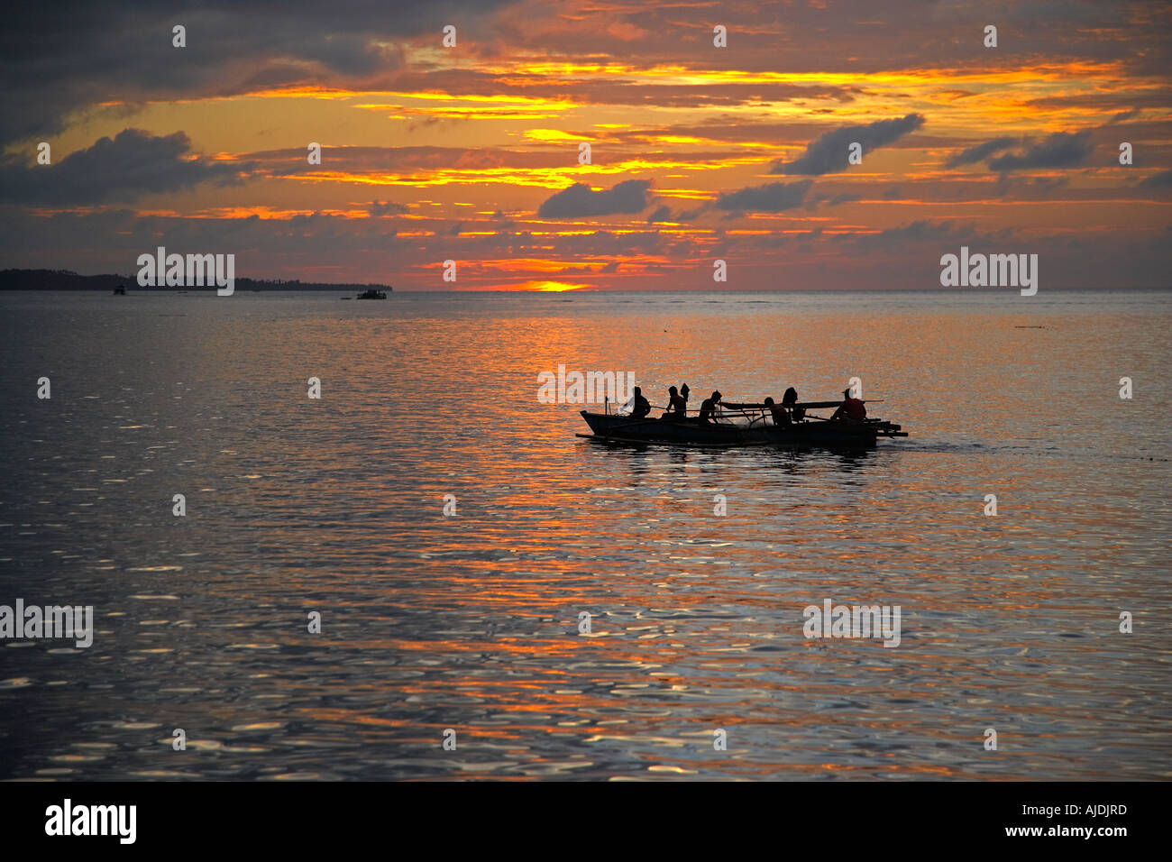 Angeln Boot Sie sich für eine Nacht Angeln bei Sonnenuntergang in der Ortschaft Tasik Ria in Nord-Sulawesi, Indonesien Stockfoto