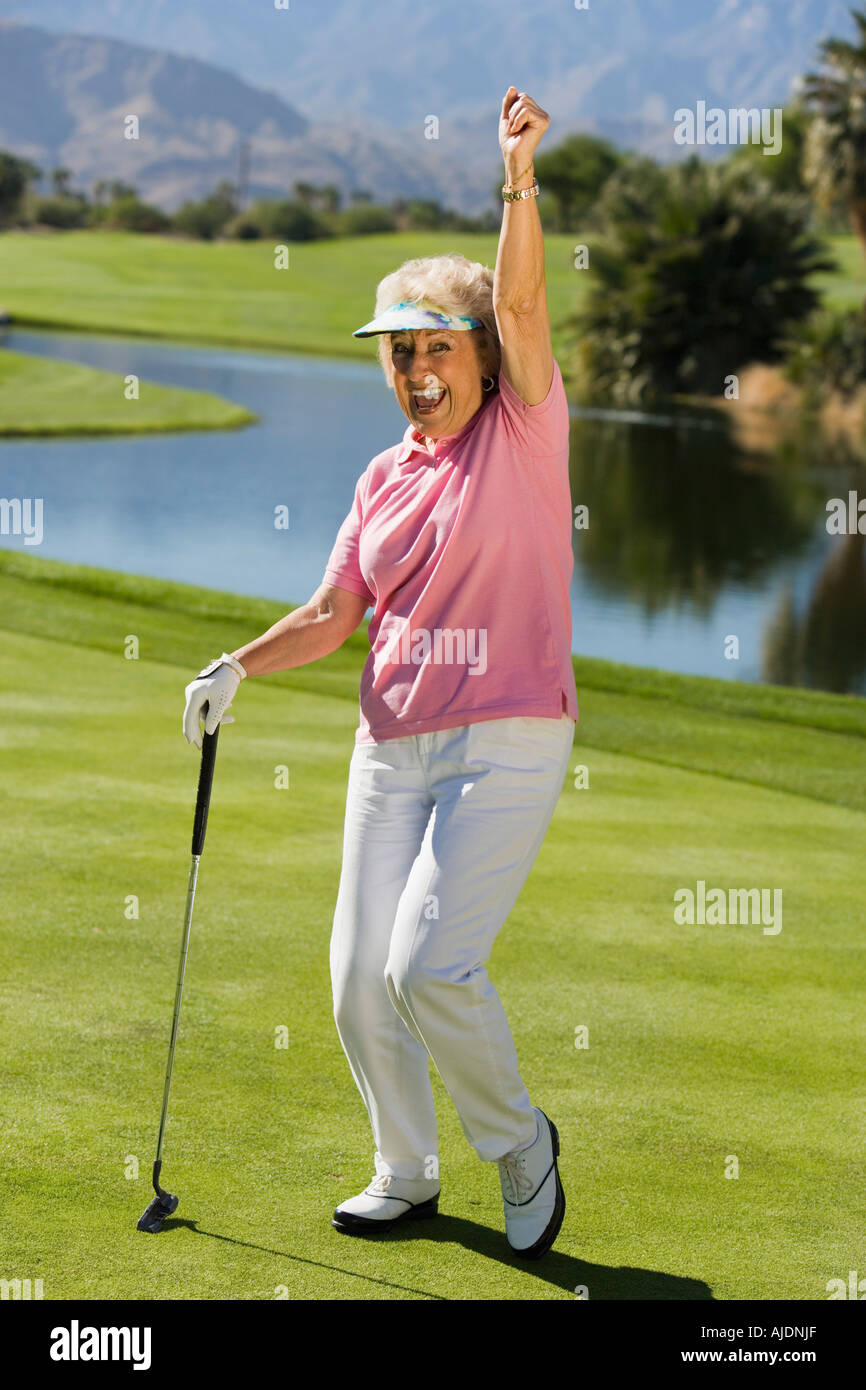 Frau auf Golfplatz, gestikulieren (Hochformat) Stockfoto