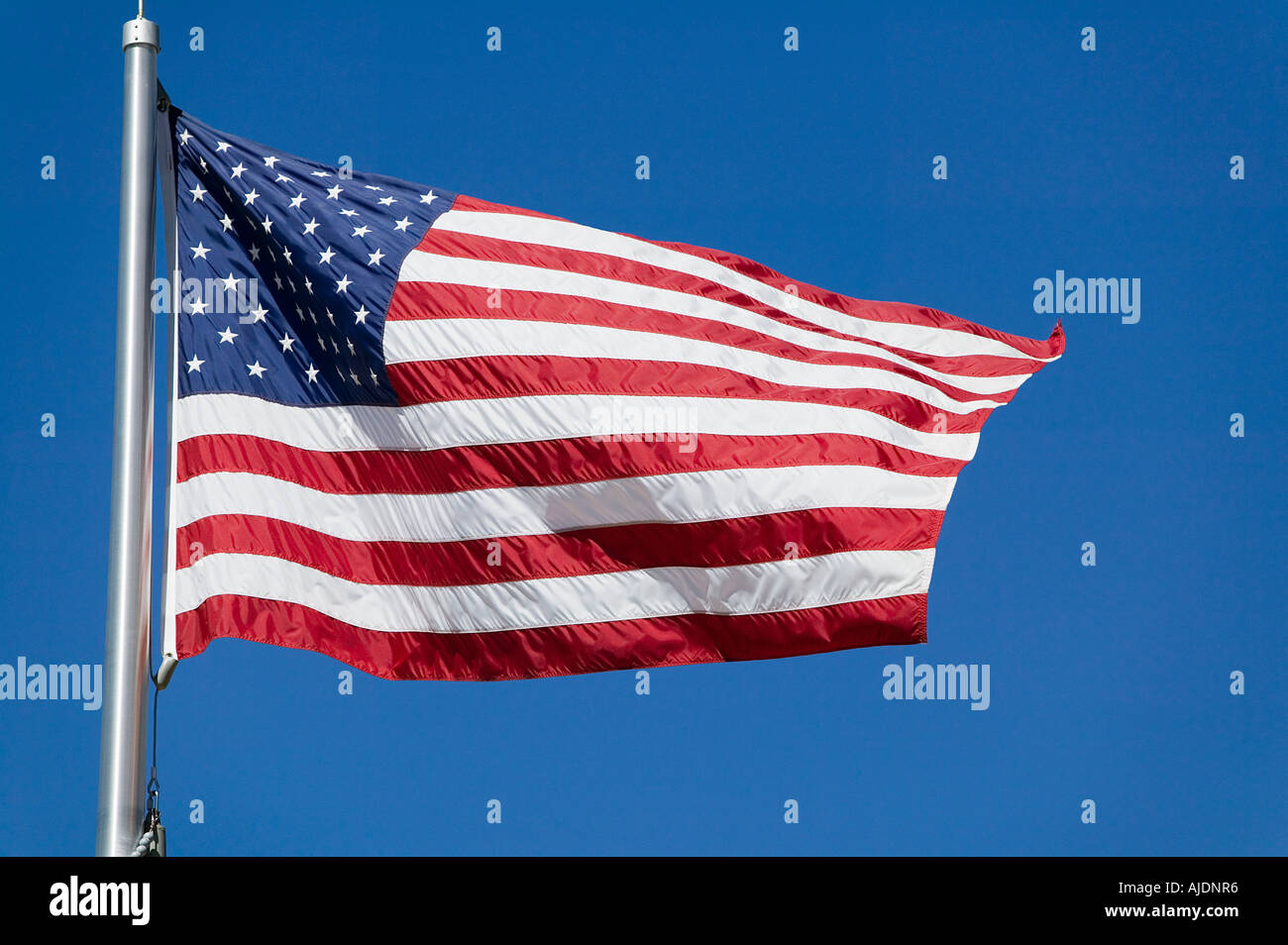 USA-Flagge flattern gegen klaren Himmel, (niedrigen Winkel Ansicht) Stockfoto
