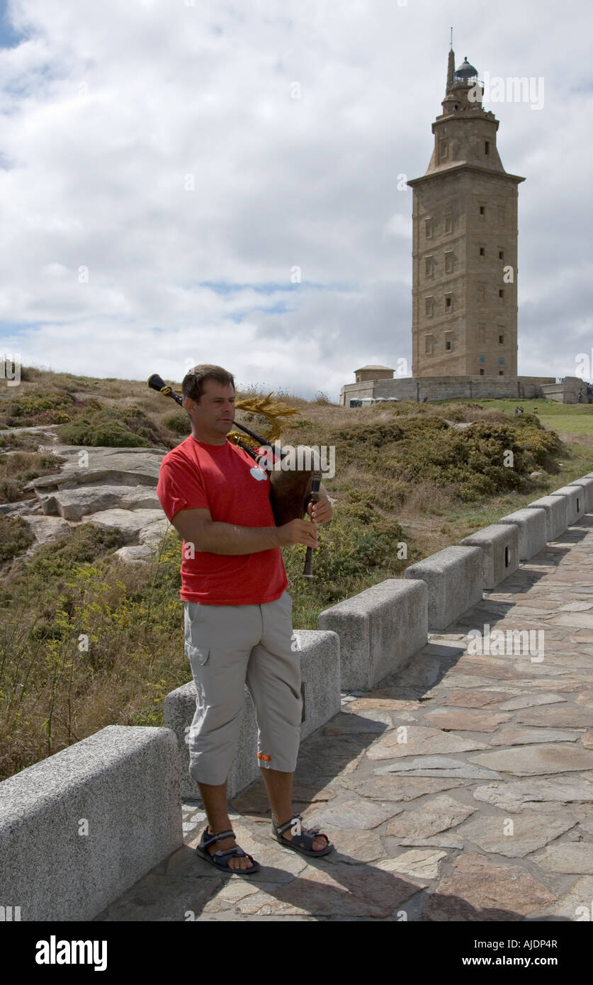 Galician Gaita Spieler vor dem Turm des Herkules, Coruna, Galicien, Spanien. Stockfoto