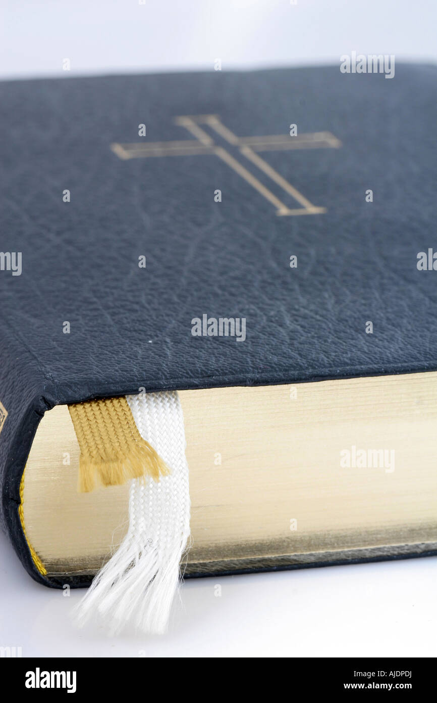 Heiligen Schrift gut getragen und lesen Sie Schüsse aufs weiße Fokus auf Lesezeichen Stockfoto