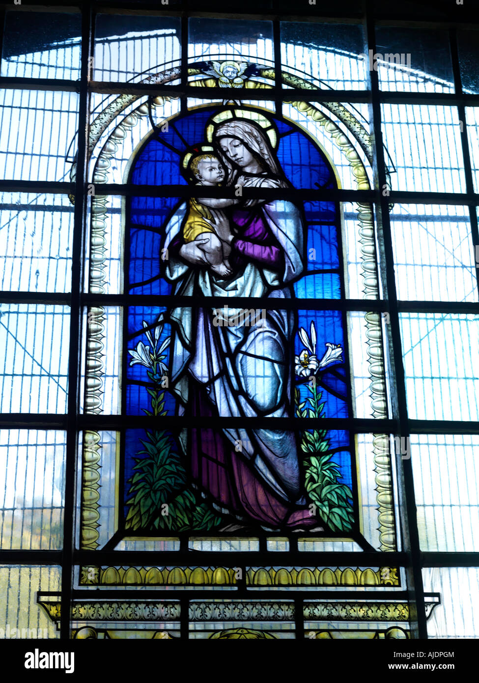 Glasfenster von Madonna und Kind Dreifaltigkeitskirche Clapham Common London England Stockfoto