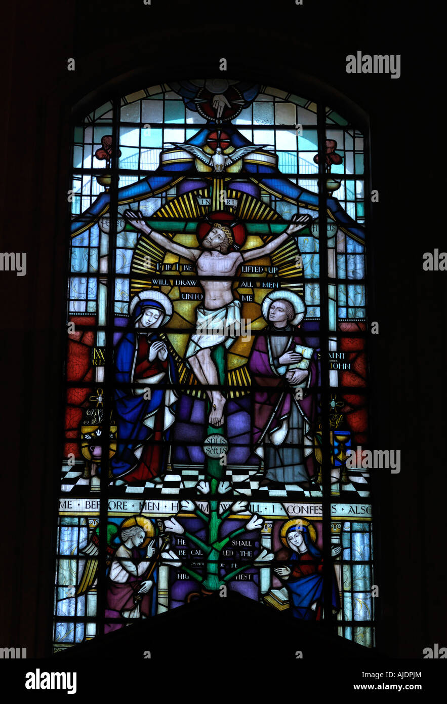 B 51348 Buntglasfenster der Kreuzigung Heilige Dreifaltigkeit Kirche Clapham Common London England Stockfoto