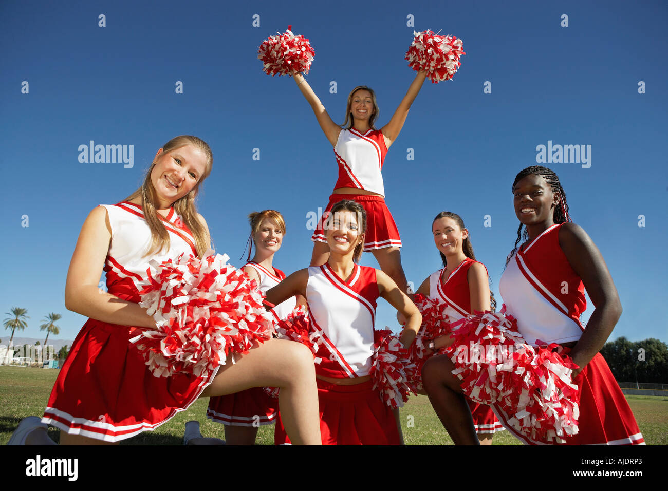 Cheerleader in Bildung auf Feld, Porträt, (Portrait) Stockfoto