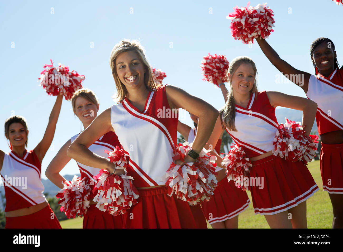 Cheerleader-Gruppe stehen in Bildung auf Feld, Porträt, (Portrait) Stockfoto
