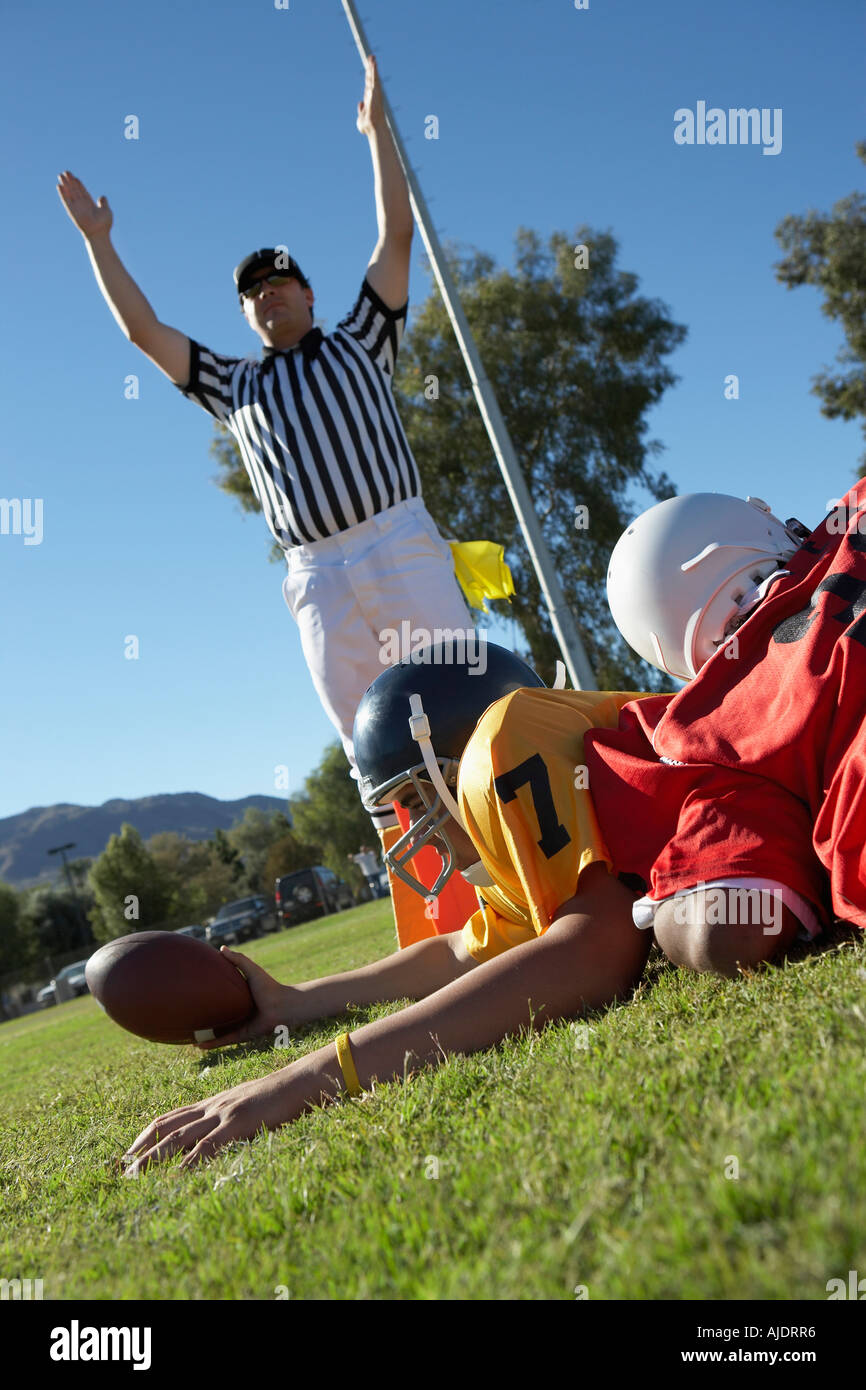 Signalisierung Touchdown über Fußballspieler Schiedsrichter in Endzone in Angriff genommen Stockfoto