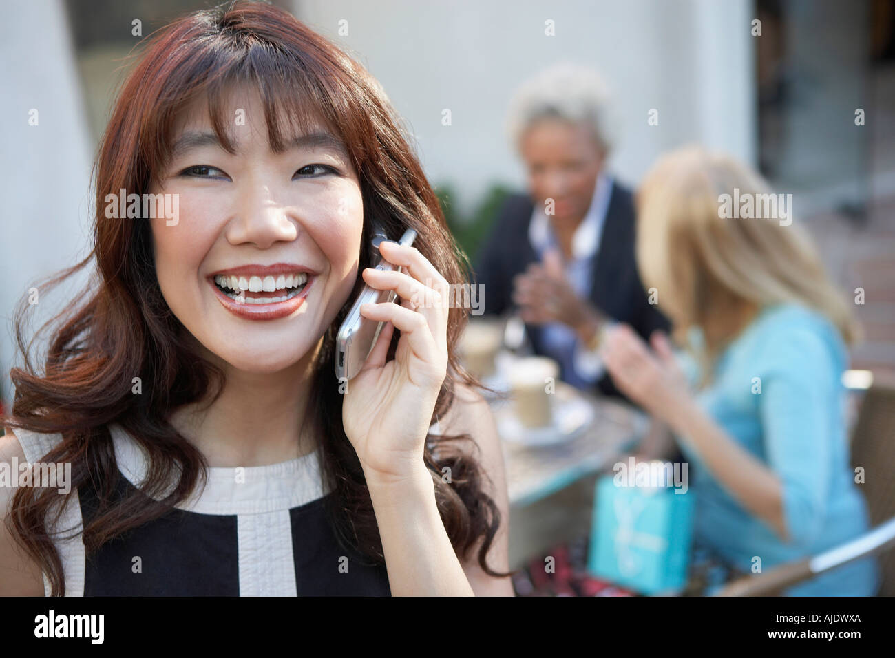Frau am Handy, Freunde, trinken Kaffee-Getränke Stockfoto