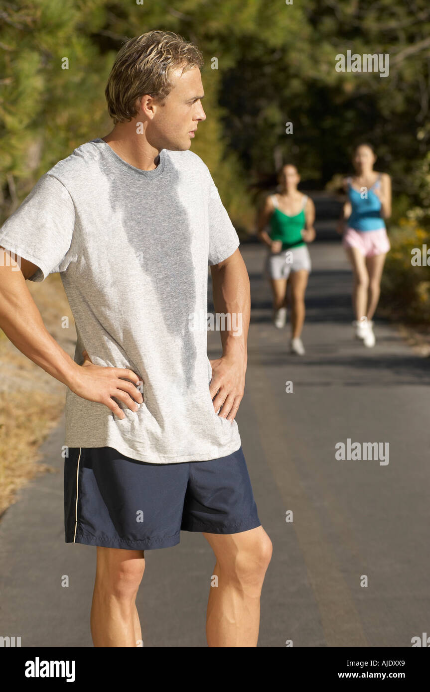 Männliche Jogger auf Pfad für Atem anhalten Stockfoto