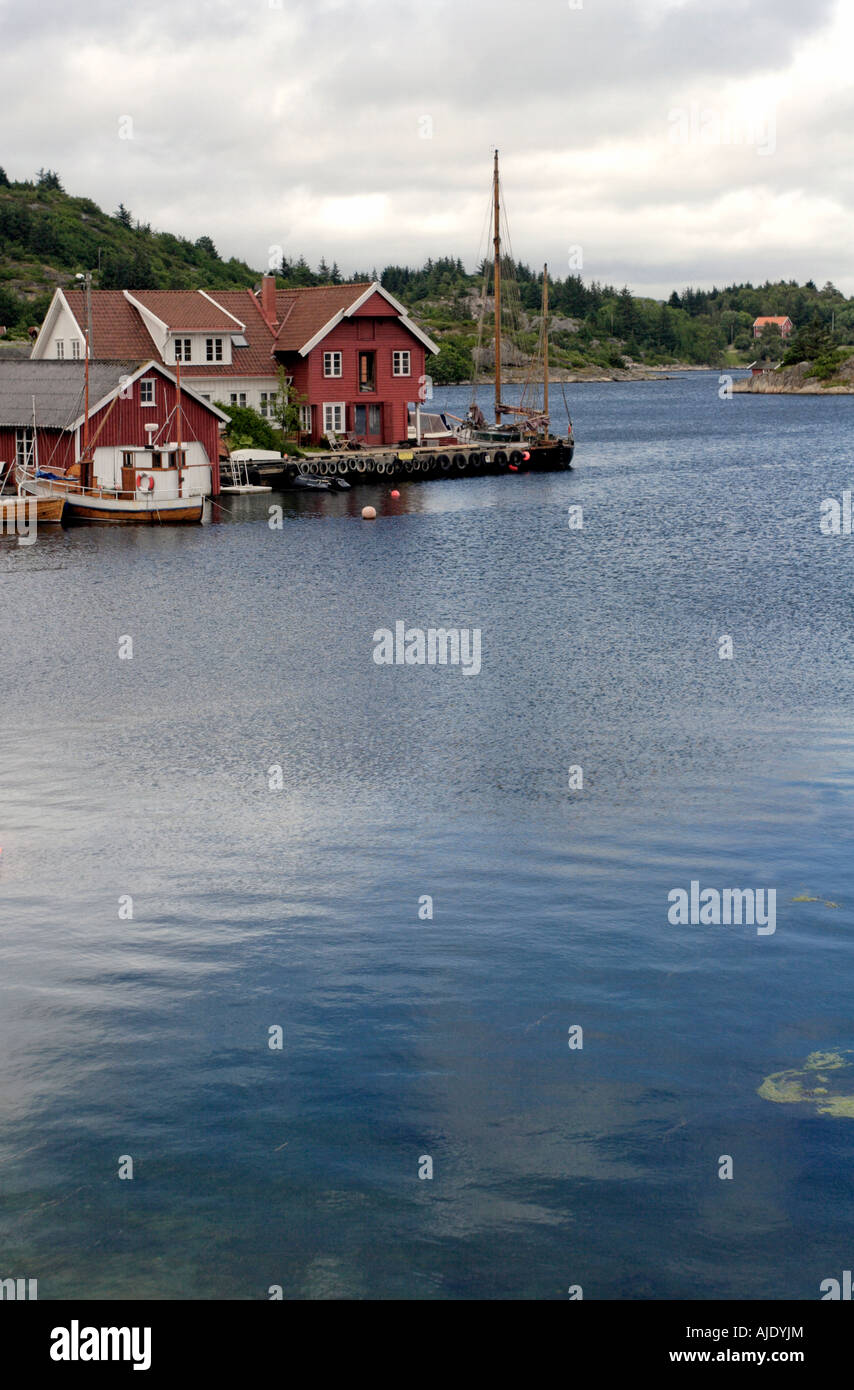 Boote und Häuser in Lindesnes, Norwegen. GE Healthcare hat eine Pflanze dort Stockfoto