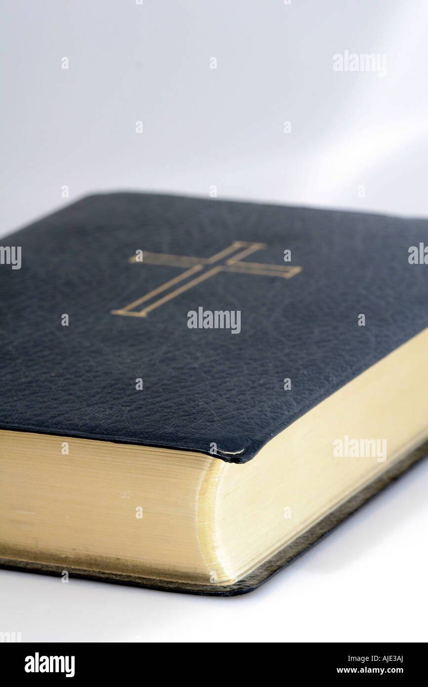 Heiligen Schrift gut getragen und lesen erschossen auf weiß Stockfoto