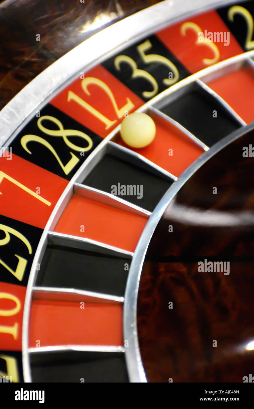 Casino Roulette mit einem Ball in einem roten zwölf Schlitz drehen Stockfoto