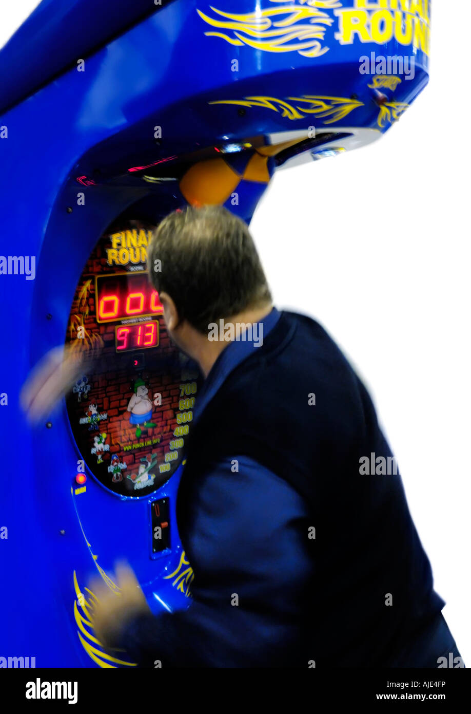 Mann schlägt einen Pointe Finalrunde Boxen Unterhaltung Maschine Stärke tester Stockfoto