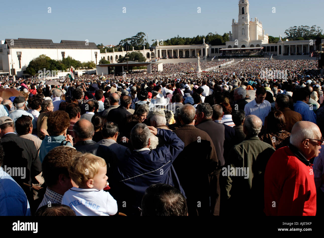 Riesige Menschenmenge der Pilger in Fatima auf den 90. Jahrestag des Wunders der Sonne Stockfoto