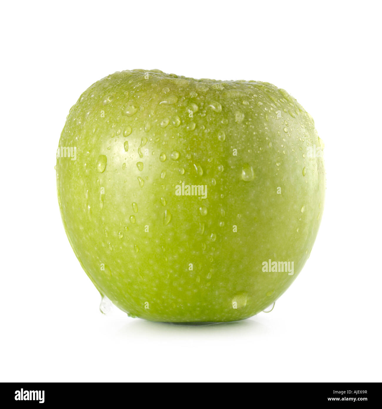 Grünen Granny Smith Apfel mit Wassertropfen drüber laufen Stockfoto
