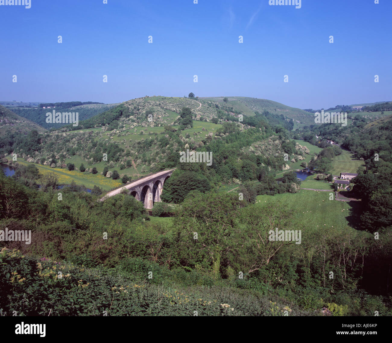 Die Ansicht des Wye Valley, Fluss und Monsal Dale Derbyshire von Monsal Kopf zeigen das Viadukt gebaut für die Bahn in c. 1870 Stockfoto