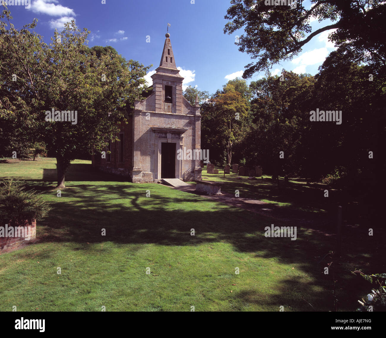 Ansicht des alten und abgelegenen kleinen Little Gidding Landkirche in Cambridgeshire besuchte der Dichter T S Elliot Stockfoto Ansicht des alten und abgelegenen kleinen Little Gidding Landkirche in Cambridgeshire besuchte der Dichter T S Elliot Stockfoto