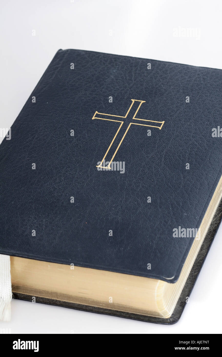 Heiligen Schrift gut getragen und lesen shot auf weißem Fokus am Kreuz Stockfoto