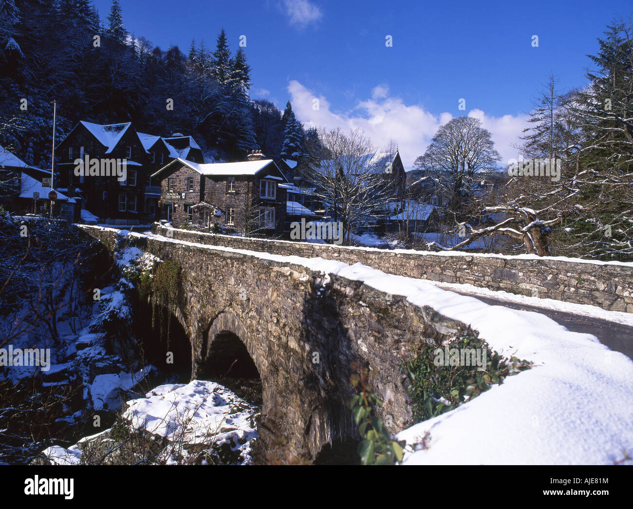 Y paar Brücke Pont des Kessels im Schnee Betws y Coed Conwy Grafschaft Snowdonia-Nationalpark North Wales UK Stockfoto