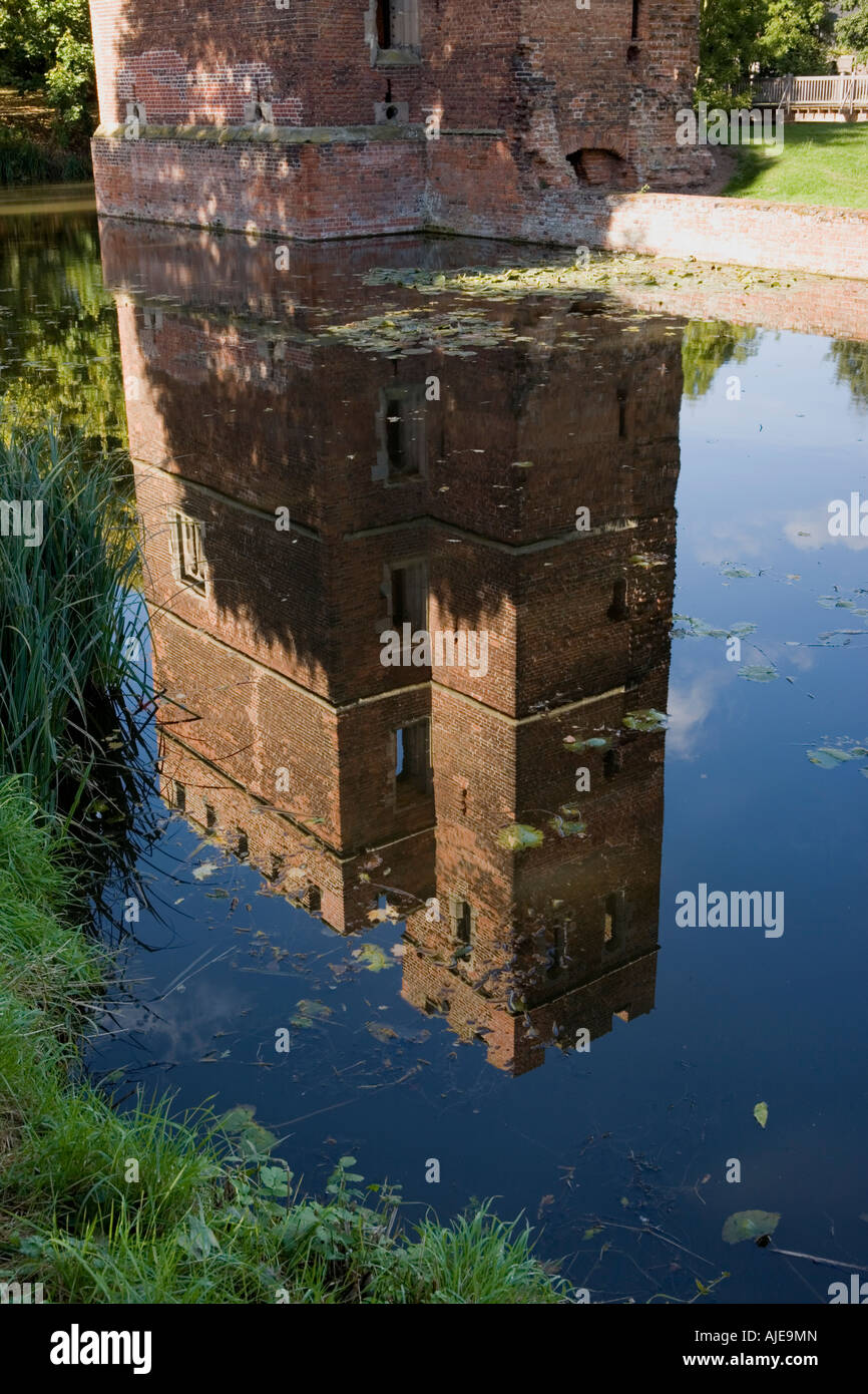 Ansicht des Grabens und Reflexion des Turms von diesem c 1480 befestigt bleibt Kirby Muxloe Castle Leicestershire Stockfoto
