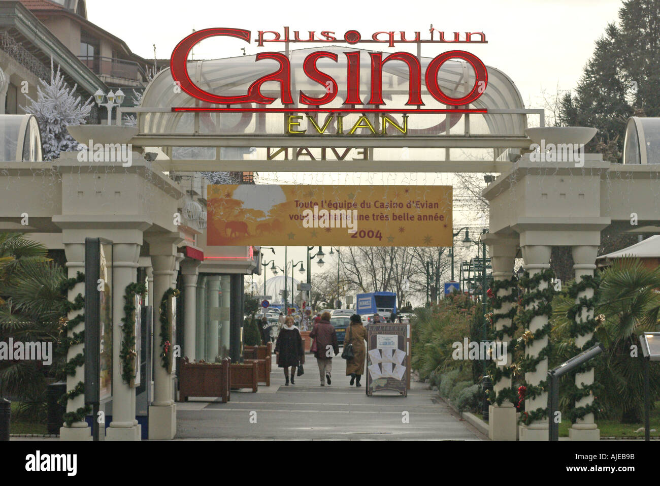 dh Evian SAVOIE Frankreich Evian Casino Eingang Passanten Pflaster Neon melden Stockfoto