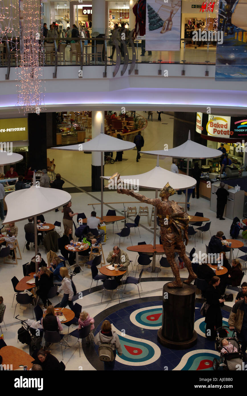 dh Eastgate Shopping Center INVERNESS INVERNESSSHIRE Menschen sitzen und essen in Ladencafés im Café uk Stockfoto