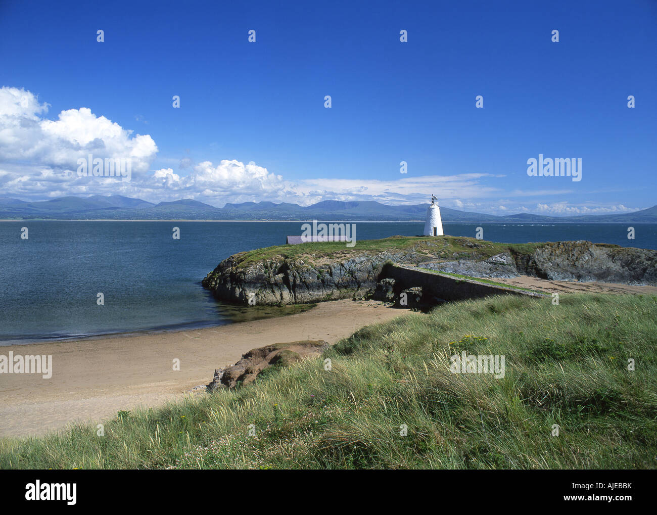 Llanddwyn Island Strand und Leuchtturm Llyn Halbinsel im Hintergrund Isle of Anglesey North Wales UK Stockfoto