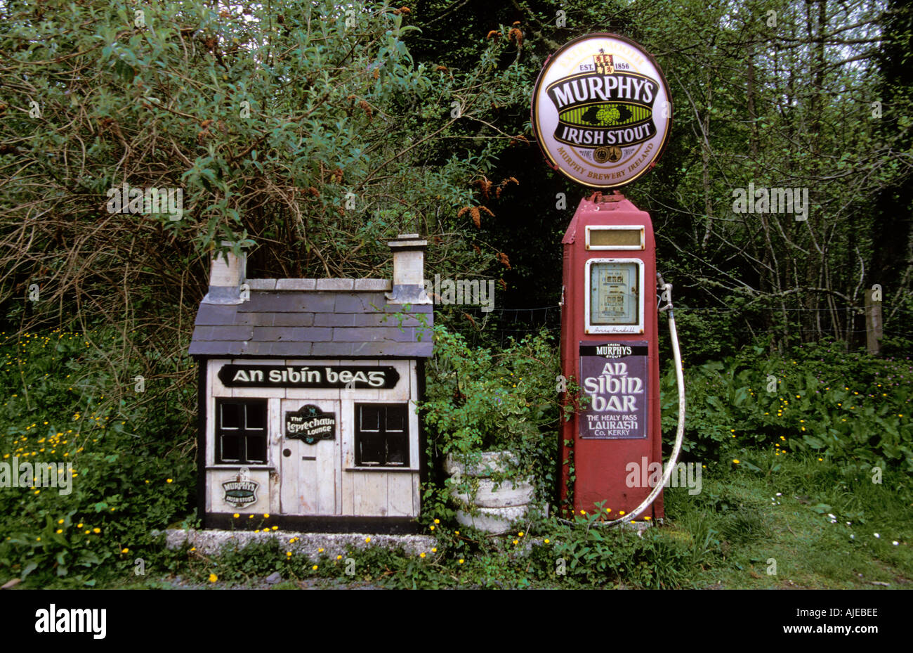 Ein Sibin Bar Healy Pass Lauragh Co Kerry Irland Kobold Haus Murphys Benzin Zapfsäule Stockfoto