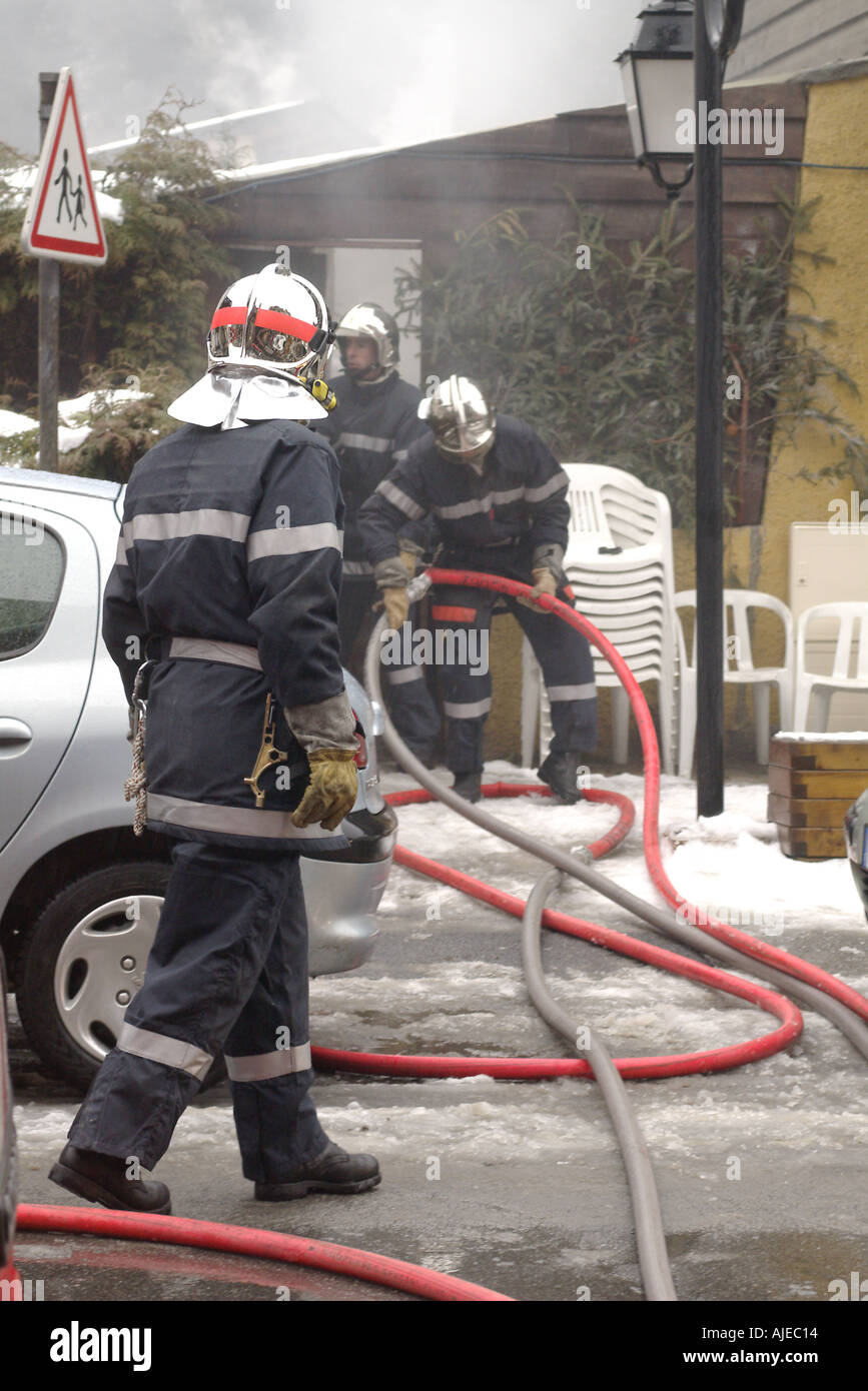 dh Chamonix-Mont-Blanc SAVOIE Frankreich französische Feuerwehr mit Wasser Schläuche, löschte Feuer Stockfoto