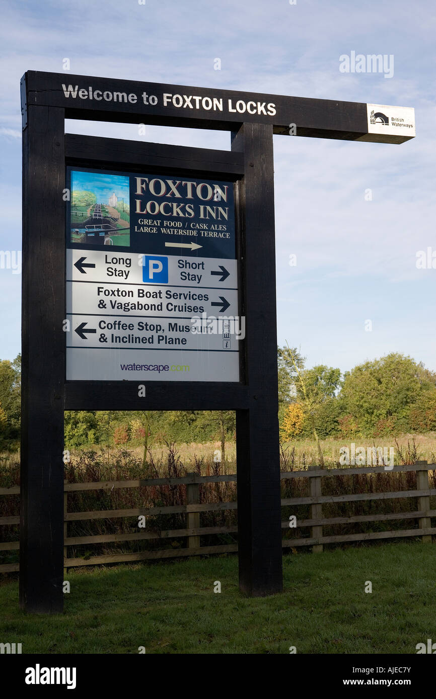 Ortseingangsschild im Stil einer Schleuse bei Foxton sperrt Leicestershire Stockfoto